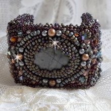 Bracciale lungo Brown Picasso ricamato con una pietra preziosa (diaspro di Picasso), cristalli Swarovski, perline Miyuki e sfaccettature di vetro bohémien.